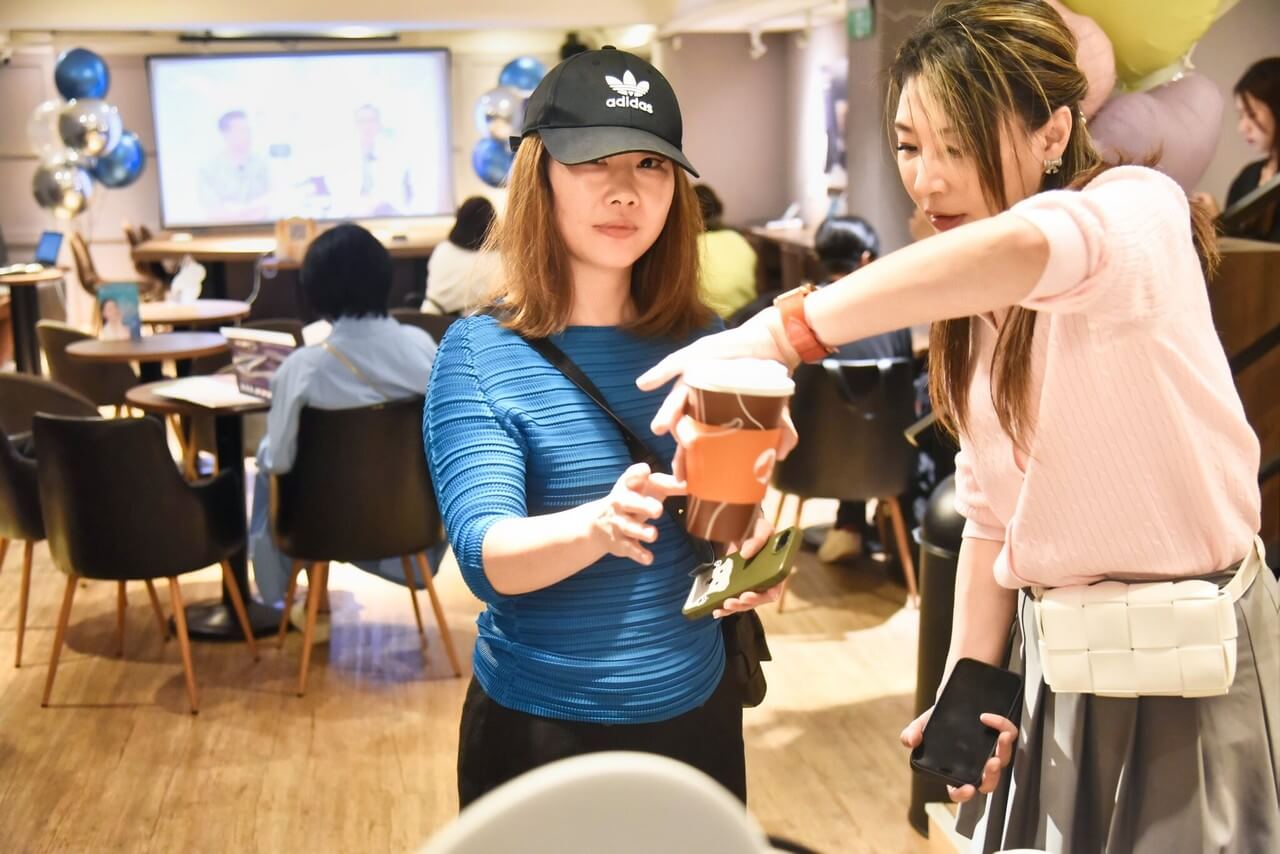 立健美診所三週年慶典活動現場，嘉賓熱烈交流與互動