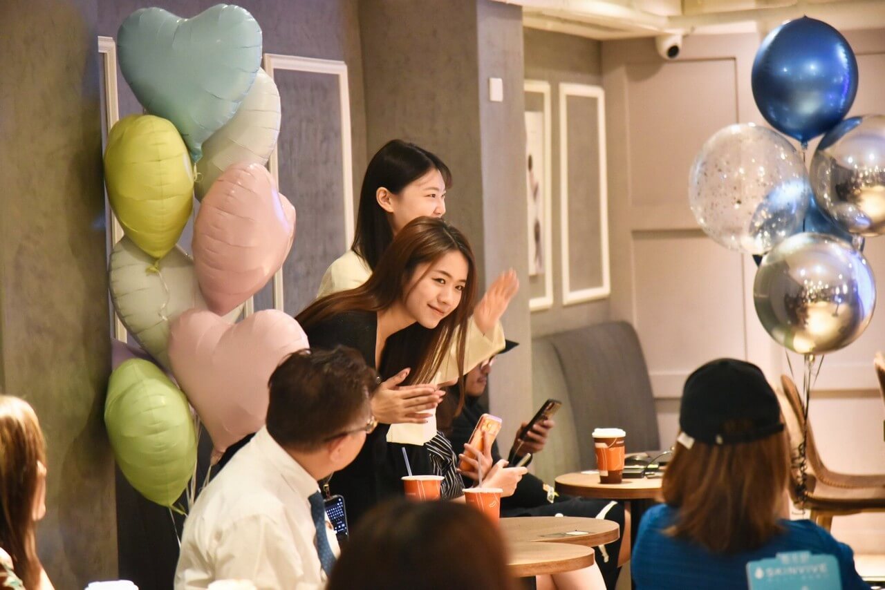 專業醫師與現場賓客進行深度肌膚美學溝通