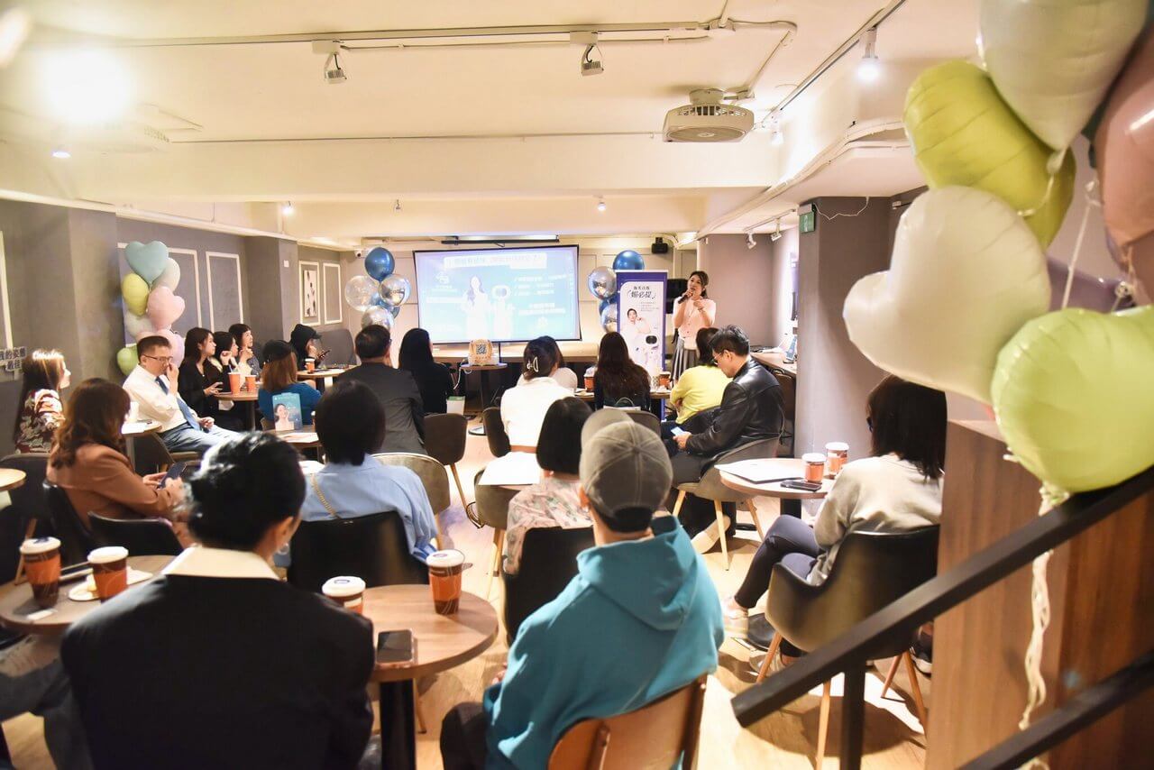 立健美醫美診所三週年慶典，專業醫師團隊與環境合影