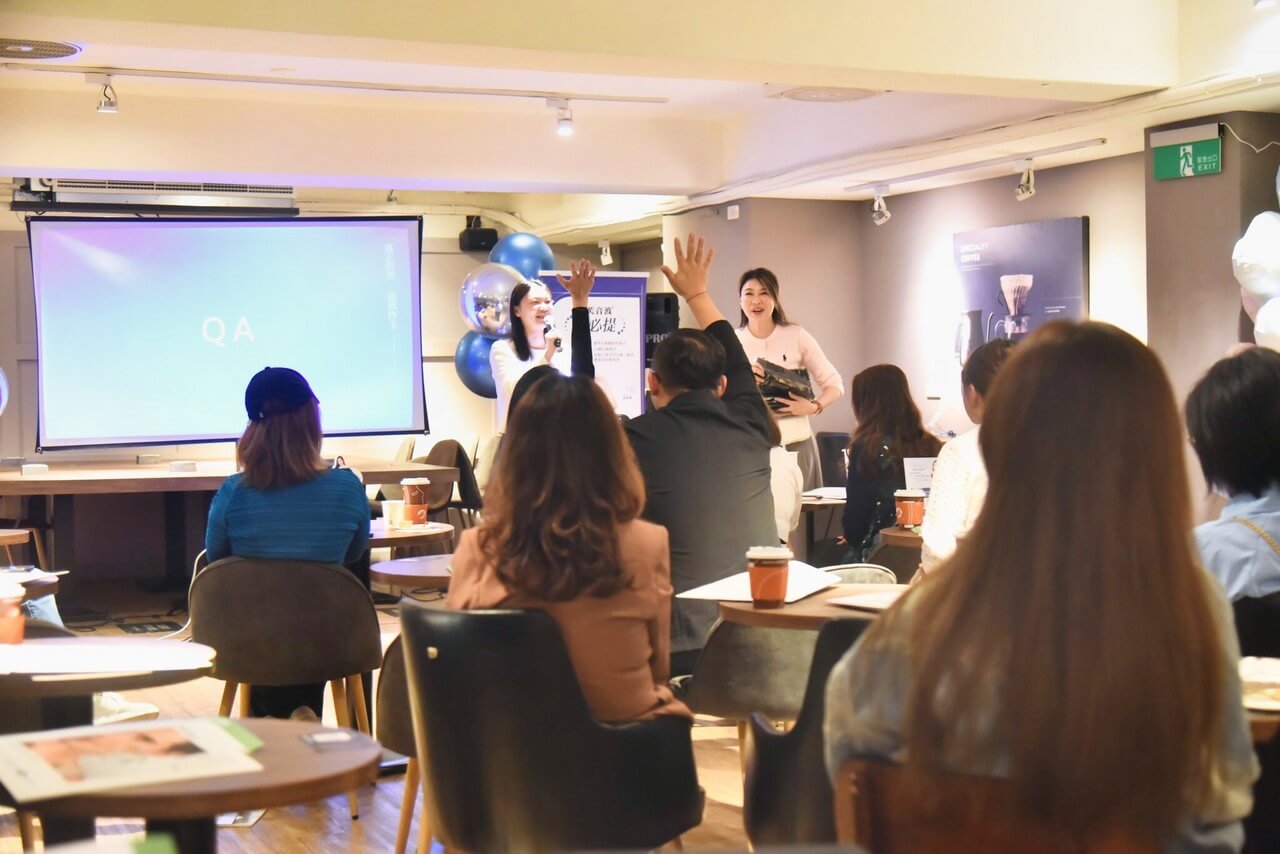 現場嘉賓專注聆聽醫師關於長期肌膚維護的專業建議